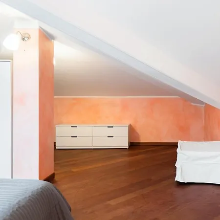 Plum Guide - Peach Pip Apartment Como